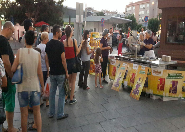 Salat İzmir Meydan Lokma dökme etkinliği